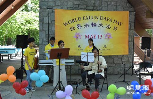 '图4：小乐团演奏《法轮大法好》与《为你而来》'