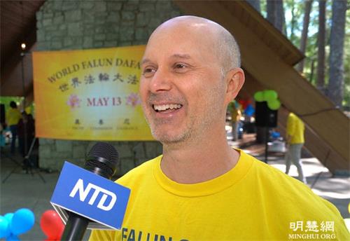 '图5：美国法轮功学员司考特·罗伯森（Scott Roberson）表示修炼大法给他身心带来安宁。'