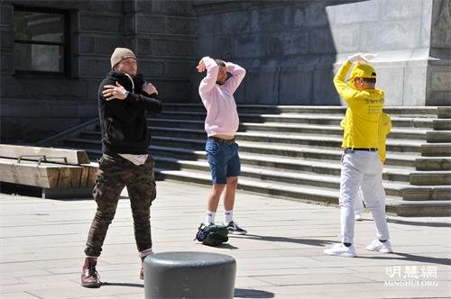 '图4：现场学功'