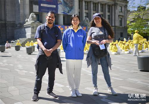 '图7：塔米斯·兰比（Tamith Lambi，右）与法轮功学员合影。'