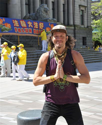 '图8：让·保罗·兰伯特（Jean-paul Lambert）说：“我很感谢有人将她（真、善、忍）带给人们。”'