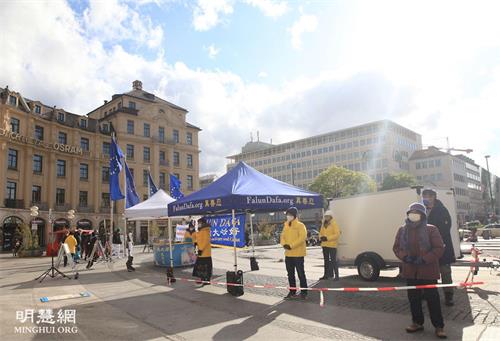 '图1：二零二一年五月五日，法轮功学员在德国慕尼黑卡尔斯广场（Karlsplatz）举办活动。'