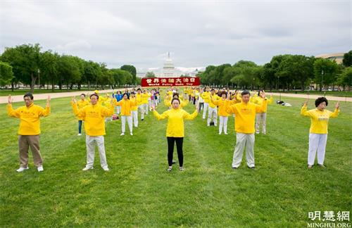 '图1～2：二零二一年五月八日，华盛顿DC部份法轮功学员在美国国家广场庆祝第二十二届“世界法轮大法日”，恭祝李洪志师父七十华诞。'