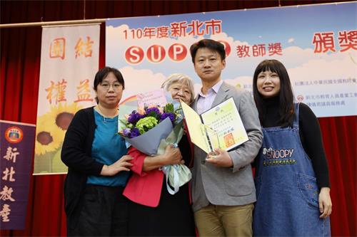 '图1：台湾新北市新庄国中朱家蔚（右二）获奖后与家人、学校教师会长合影。'