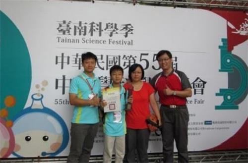 '图3：二零一五年七月，朱家蔚与同仁共同指导学生参加全国科展，荣获生活与应用科学科第一名，与家长学生合影。'