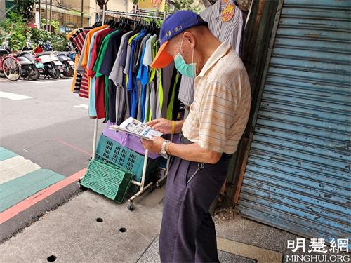 '图2:民众在路边就开始细读真相资料。'