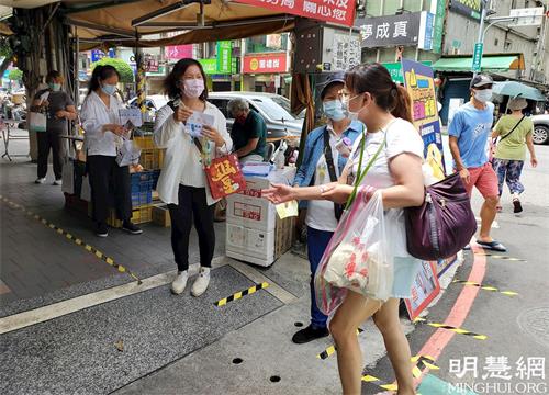 '图3:特地赶过来索取防疫莲花及真相资料,把大法的祝福与防疫信息带回家。'
