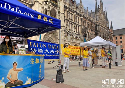 '图5：二零二一年六月五日，法轮功学员在市中心玛琳广场（Marienplatz）举办了信息日活动。'