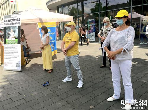 '图3:法轮功学员在演示功法,传递法轮大法的美好。'