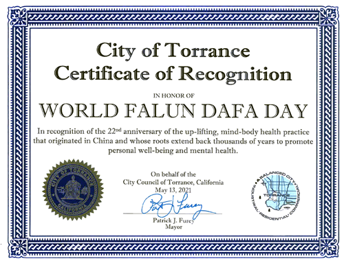 '图：洛杉矶地区南部的托拉斯市（Torrance）市长帕特里克·弗瑞（Patrick Furey）颁发嘉奖状，表彰世界法轮大法日。'