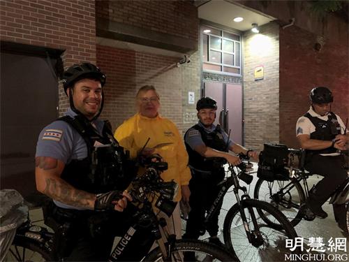'图5：芝加哥警察很高心了解了真相并感谢法轮功学员'