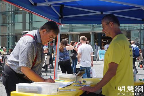 2021-7-11-germany-wurzburg-falun-gong-info-day_03--ss.jpg