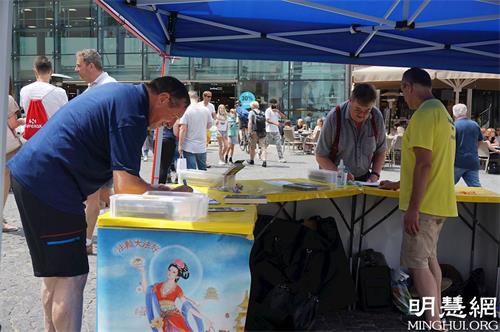 2021-7-11-germany-wurzburg-falun-gong-info-day_04--ss.jpg