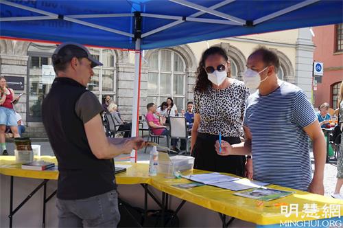 2021-7-11-germany-wurzburg-falun-gong-info-day_05--ss.jpg