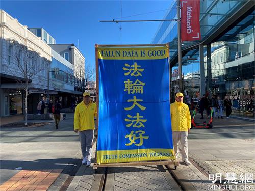 '图1～7：新西兰法轮功学员在基督城市中心游行反迫害'
