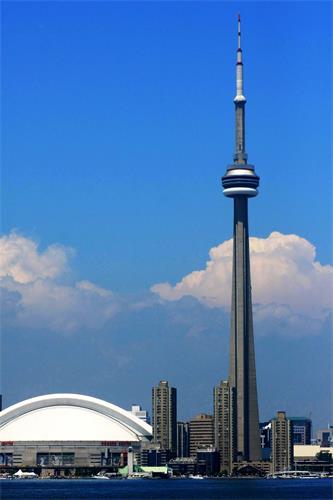 图1：竖立在加拿大多伦多市中心的国家电视塔（CN Tower）高553米，是加拿大国家十大景观之一，来多伦多的游客们必访的景点。