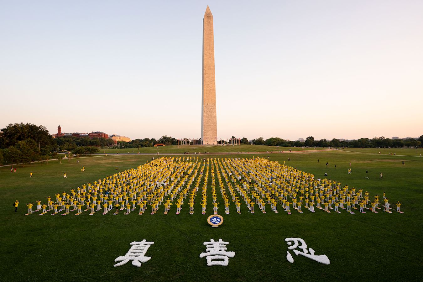 ワシントン記念塔前で00個のキャンドル 迫害の犠牲者追悼