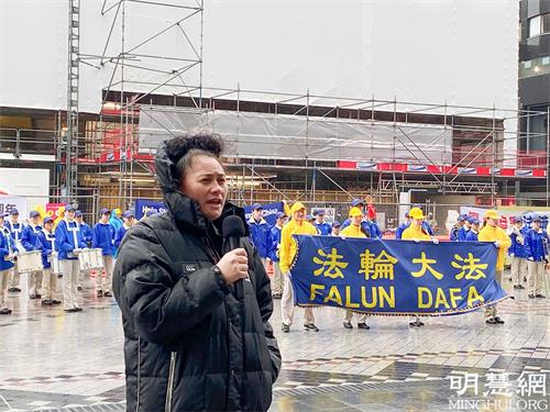 '图1：国会议员路易莎·沃尔到场演讲支持。'