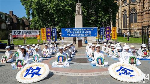 '图1：二零二一年七月十八日，英国法轮功学员在伦敦议会大厦对面的议会广场上举行“七二零”反迫害集会。'