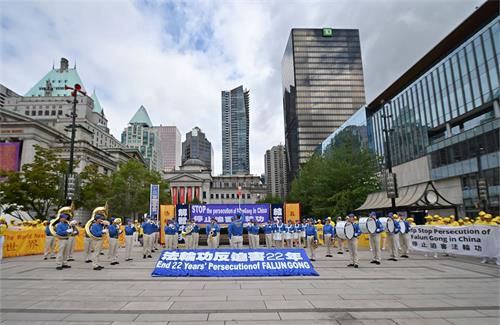 '图1：反迫害二十二周年之际，二零二一年七月十七日，加拿大温哥华部份法轮功学员在市中心举行了大型集会，呼吁制止迫害。'