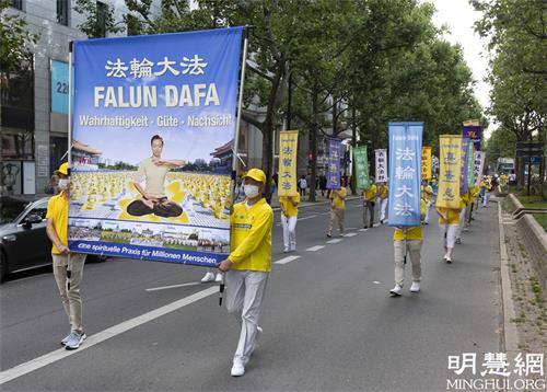 图1 - 2：七月十七日法轮功学员在柏林街头游行，展示功法，告诉路人法轮大法好