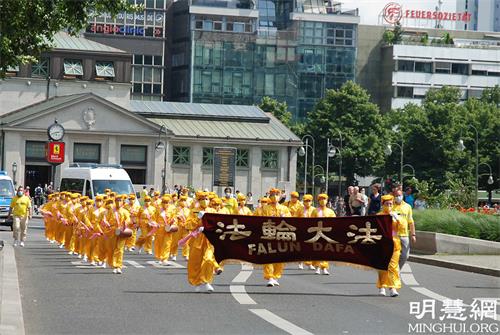 图7：游行队伍最后的是腰鼓队，亮丽的服饰，整齐响亮的鼓声吸引了很多人