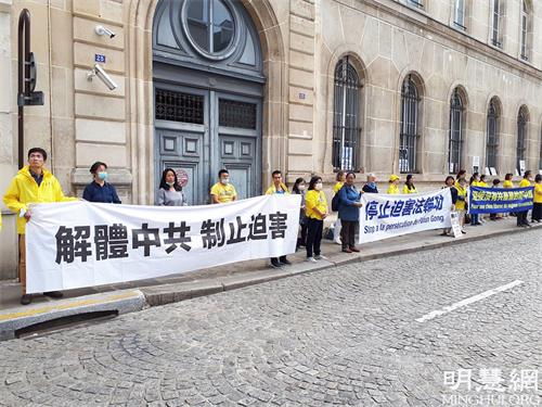 '图4～6：2021年7月17日下午，法国法轮功学员在巴黎中使馆前进行了反迫害的集会活动，呼吁停止迫害法轮功。'