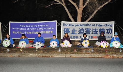 '图1～2：二零二一年七月十九日晚，部份堪培拉法轮功学员聚集在中国驻澳大利亚使馆前，举行烛光悼念，纪念在中国大陆被中共虐杀的法轮功学员。'