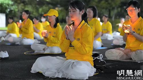 '图7~8:学员们来到位于东京市中心的大岛小松川公园的广场,举行烛光悼念活动'