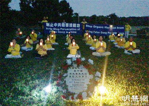 '图1～2：美国密苏里州圣路易斯地区的法轮功学员们在反迫害二十二周年之际，悼念被中共迫害致死的中国大陆同修。'
