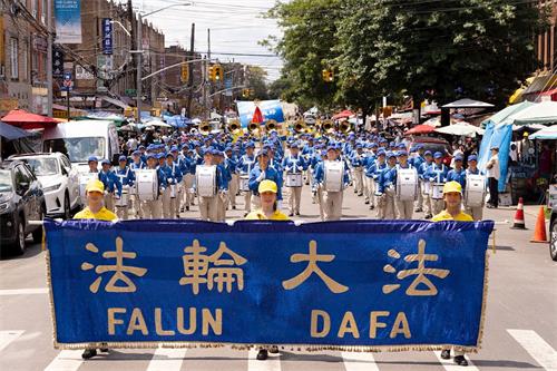 '图2：2021年7月18日，纽约地区部份法轮功学员近千人在纽约的第三大华人社区——布鲁克林（又称布碌仑）第八大道游行，呼吁停止迫害。'