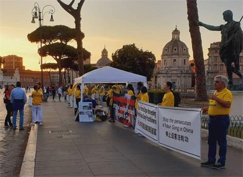 '图1～3：法轮功学员在意大利罗马的老城中心举办活动，揭露中共迫害。'