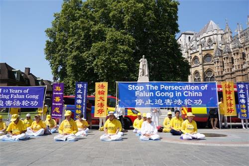 '图1：二零二一年七月二十日，英国法轮功学员在伦敦议会大厦对面的议会广场上举行“七二零”反迫害集会。'