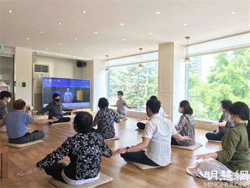 '圖1：韓國首爾天梯書店法輪大法九天班（上午班）的學員正在學習法輪功煉功動作。'
