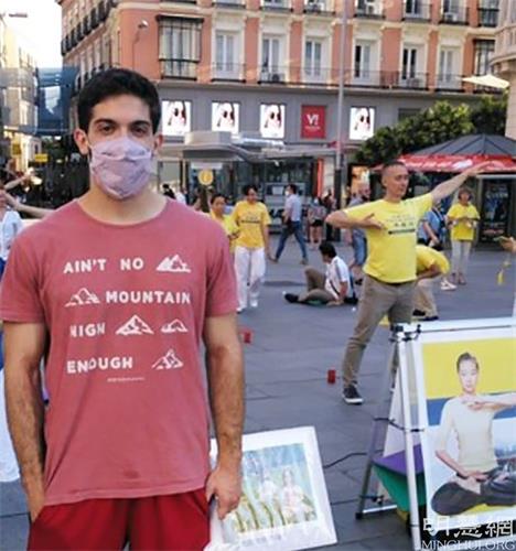 '图9：来自阿根廷的年轻人Cristian支持法轮功反迫害'