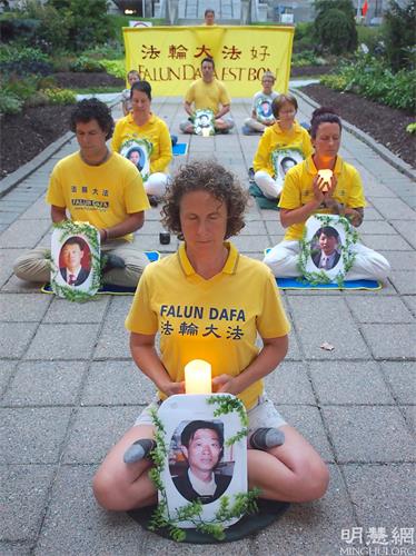 '图1～3：2021年7月20日，加拿大舍布鲁克市（Sherbrooke）部份法轮功学员在市政厅前举行烛光悼念，纪念反迫害22周年。'