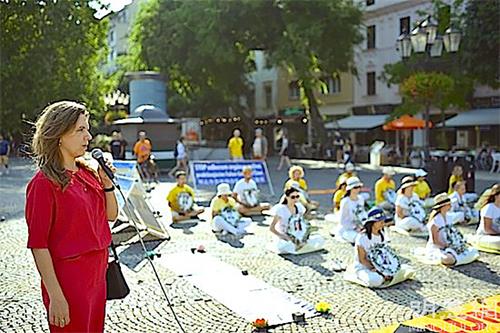 '图7：首都布拉迪斯拉发（Bratislava）老城市市长祖扎娜·奥弗里希托娃（Zuzana Aufrichtová） 在集会上发言，支持法轮功反迫害'