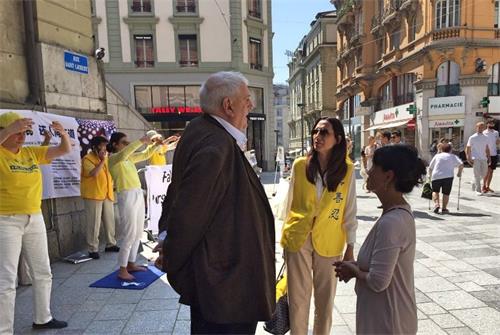 '图3：瑞士联邦议会议员，前洛桑市长丹尼埃尔·布雷拉（Daniel BRÉLAZ，穿深色西装者）到场声援。图为他与法轮功学员交谈。'