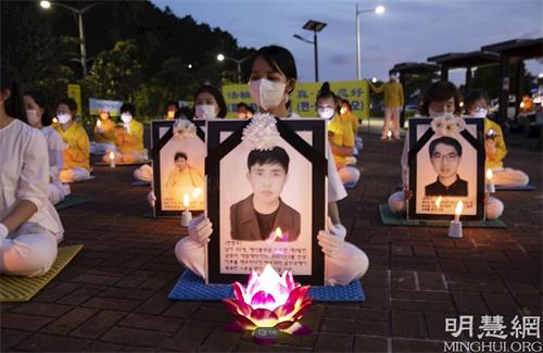 '图5：点点烛光悼念被中共迫害致死的中国法轮功学员。'