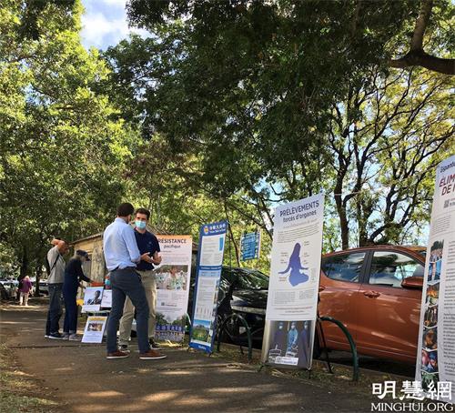 '图1～3：在留尼汪岛首府圣但尼市中心（Saint-Denis）举行了集会，抗议正在中国发生的对法轮功学员的残酷迫害。图为法轮功学员和民众讲<span class='voca' kid='62'>真相</span>'