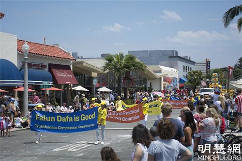 2021年7月3日，加州圣地亚哥县科罗纳多市（Coronado）举行第72届美国独立日国庆遊行。图为法轮功学员的横幅队。