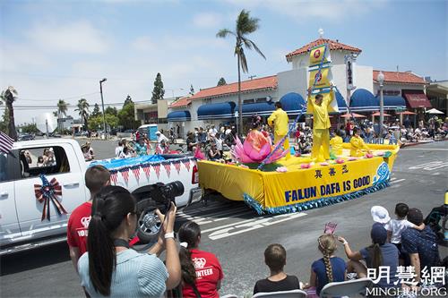 2021年7月3日，加州圣地亚哥县科罗纳多市（Coronado）举行第72届美国独立日国庆遊行。图为法轮功学员的花车，车上学员做功法演示。