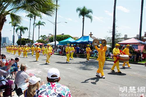6和7: 2021年7月3日，加州圣地亚哥县科罗纳多市（Coronado）举行第72届美国独立日国庆遊行。图为法轮功学员的腰鼓队。