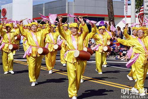 图1 - 2：法轮大法腰鼓队在宾州格伦赛德遊行表演