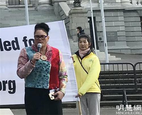 图3: 工党国会议员路易莎·沃尔到场演讲支持。