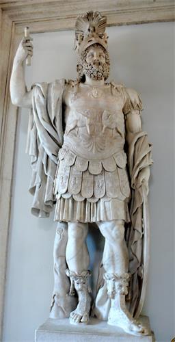 图例：罗马战神玛尔斯（Mars）雕像，约作于公元一世纪末或二世纪初，现存于意大利罗马的卡比托利欧博物馆（Musei Capitolini）。