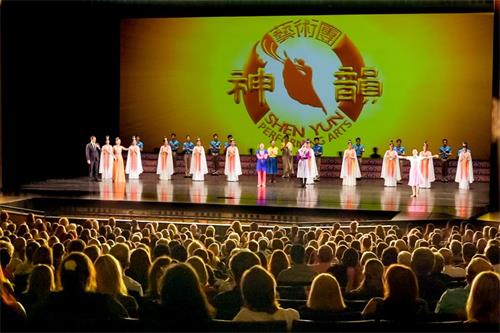 '图6：二零二一年八月三日晚，神韵巡回艺术团在南达科他州拉皮德城（Rapid City）的丰碑（The Monument）剧院上演了一场演出。图为，演出结束时，演员在观众的热烈掌声中谢幕。'
