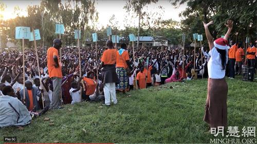 '图1：二零一九年卢旺达的一次圣诞联欢活动，草地上示范功法的是莉莉'