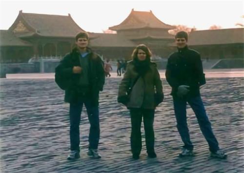 '圖4：西蒙（右）、尼克（左）和凱蒂在北京留影。'