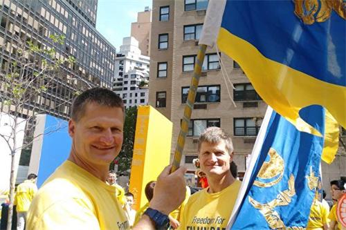 '图6：二零一八年五月，来自澳洲墨尔本、定居纽约的双胞胎兄弟西蒙（左）和尼克（右）在纽约参加法轮大法游行。'